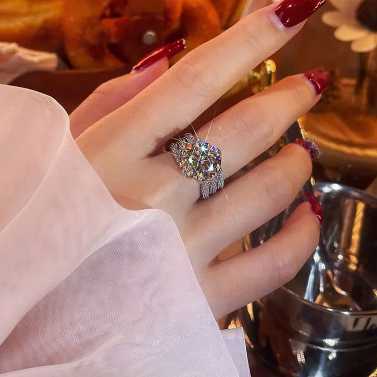 Beli cincin dan dapatkan anting gratis - cincin moissanite super berkilau 5 karat - termasuk kotak hadiah. Bersertifikat GRA. Dikirim dari Jakarta
